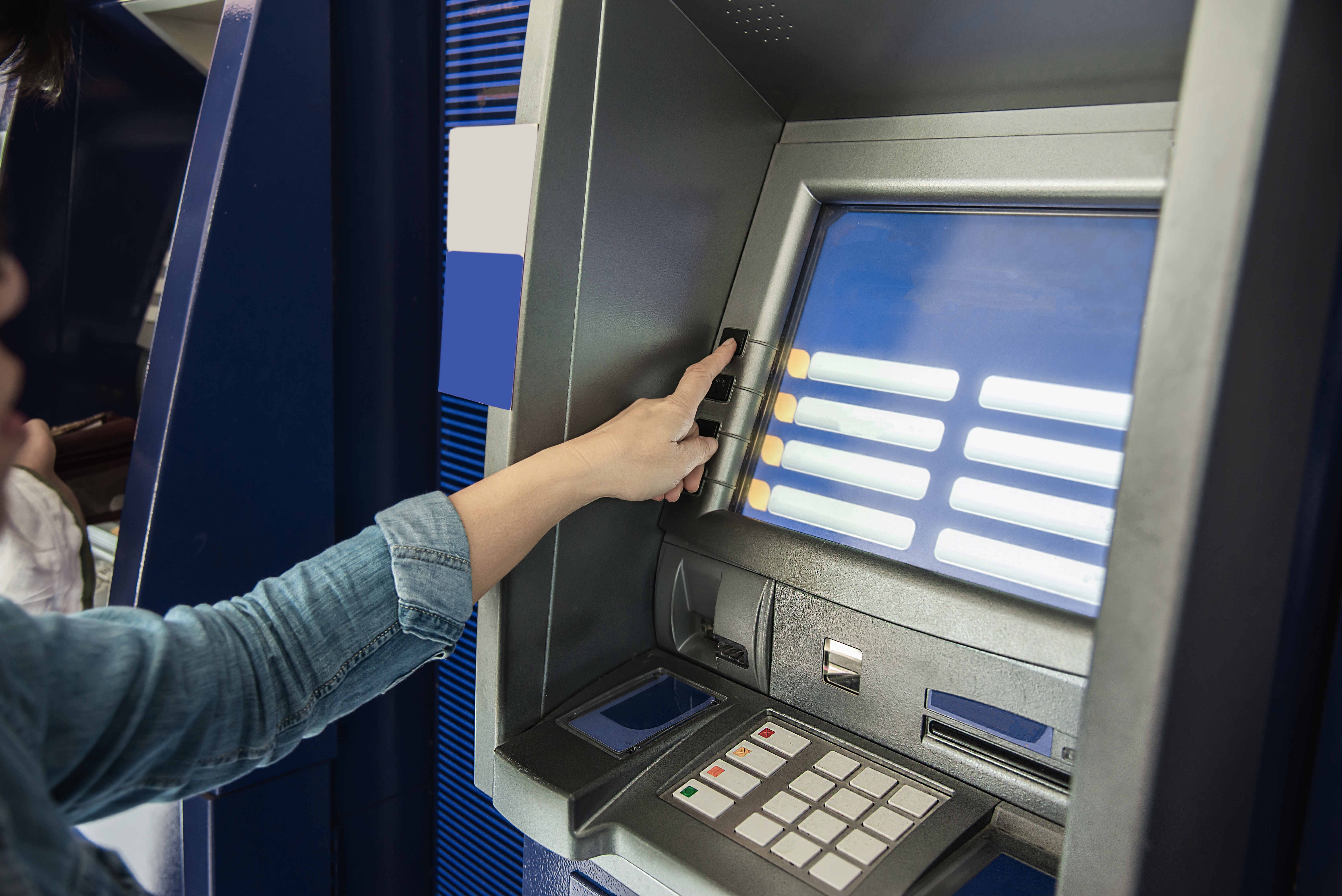 Люди активно используют банкоматы в повседневной жизни. Банкомат. Банкомат (ATM). Терминал банка. Банкомат будущего.
