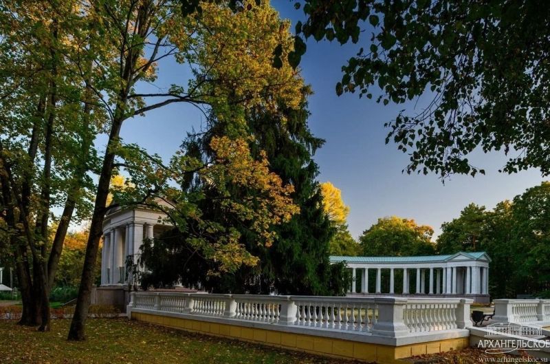 «Архангельское» приглашает полюбоваться осенью в старинном парке