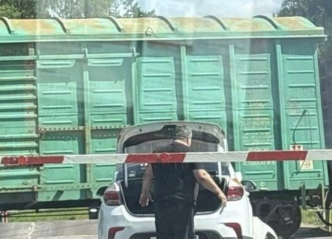 На переезде в Холщёвиках такси не разъехалось с поездом