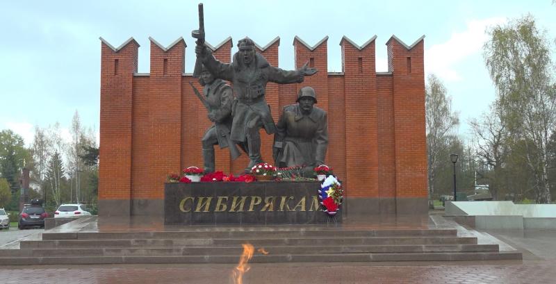 Они помнят. Они благодарят. Нотариусы возложили цветы к мемориалу Воинам-сибирякам