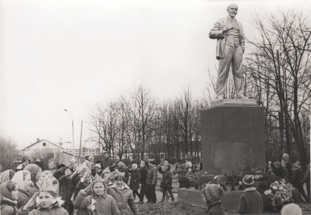 763531 Возложение венков к памятнику Ленину в центральном сквере.jpg