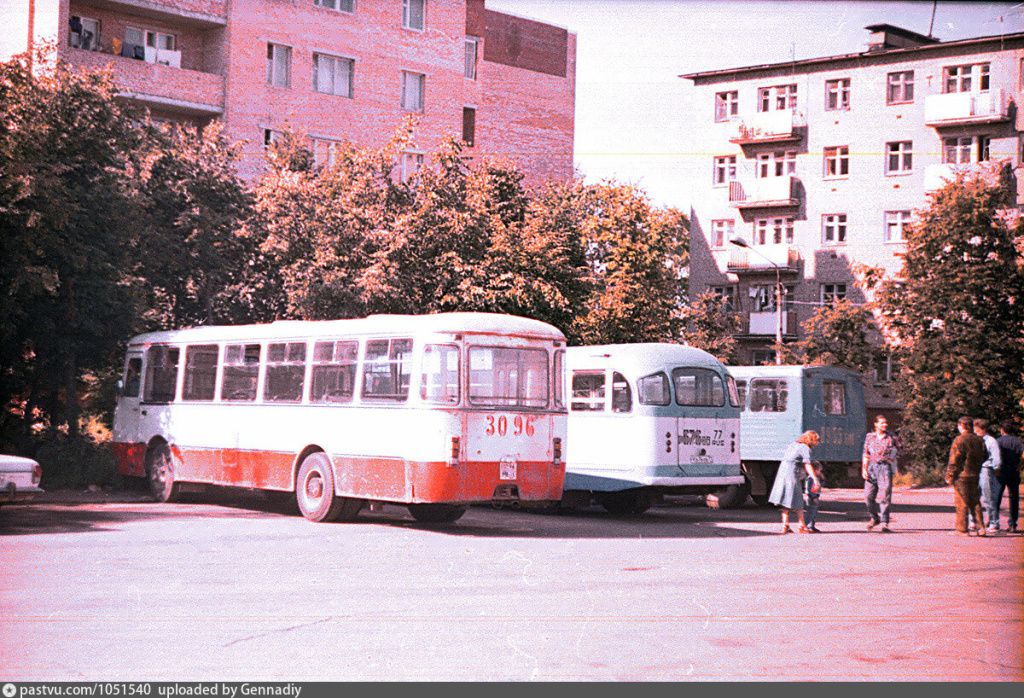 1051540 Автобусы на площади Революции.jpg