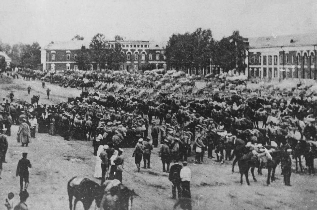 Артиллерийская гренадёрская бригада перед отправкой на фронт. 1914.jpg