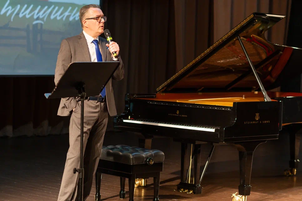 огиевский на сцене крупно.jpg