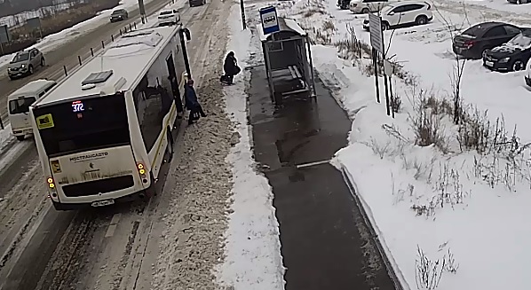 Сервис по-истрински: пассажиров автобусов «десантируют» в сугроб