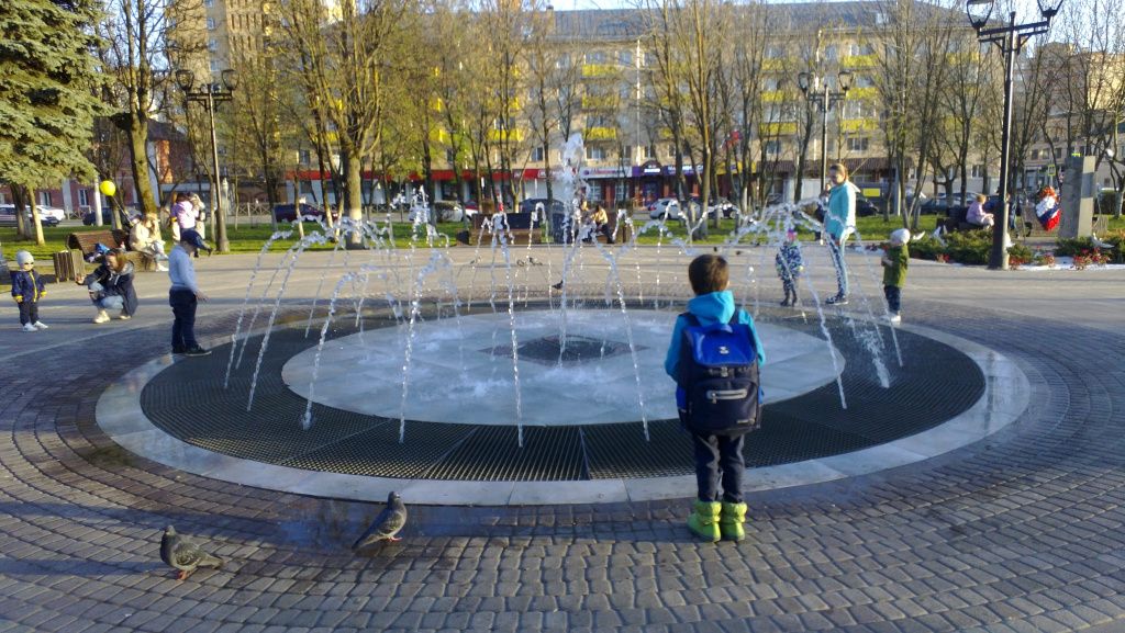 Фонтан площадь Революции.jpg Фонтан площадь Революции.jpg