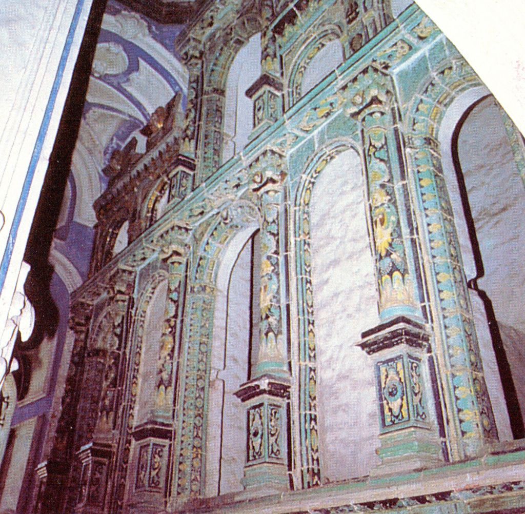 313018 Верхние ярусы керамического иконостаса придела Успения Богоматери Воскресенского собора.jpg