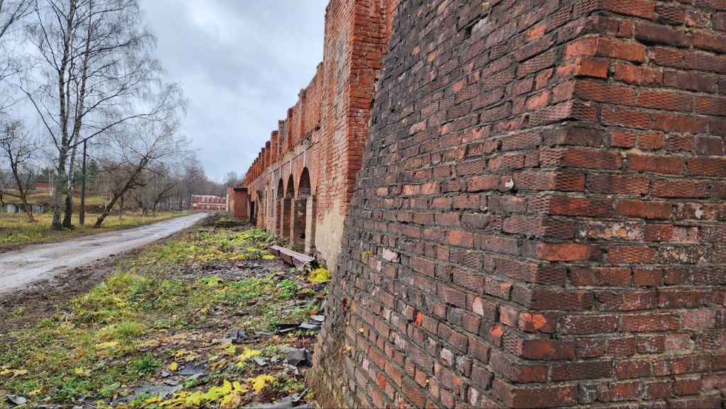 Контрфорс здания магазинов (складов).jpg