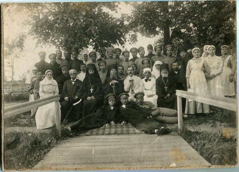 настоятель с ранеными.jpg настоятель с ранеными.jpg