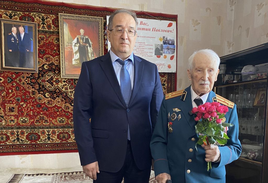 Алексей Путин поздравил ветерана Великой Отечественной войны, полковника Константина Стрижова с 80-летием Победы.jpg