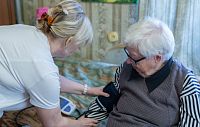 Социальные работники Истры помогут пожилым людям с домашними делами