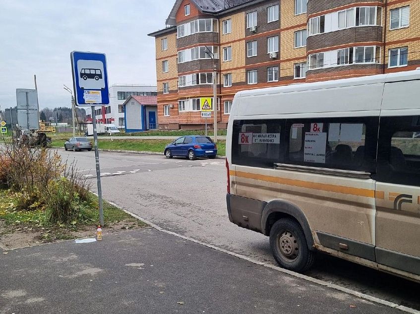 За неимением лучшего расписание автобуса в Восточном наклеили на дорожный знак