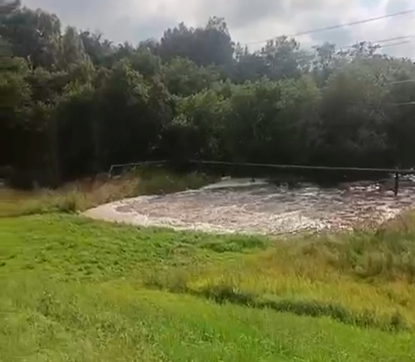 Мощный поток воды хлынул через дамбу в Дарне