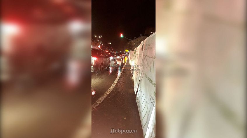 Из-за стройки в центре Истры пешеходам приходится идти по проезжей части