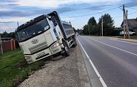 Гружёный грузовик чуть не опрокинулся в Онуфриево