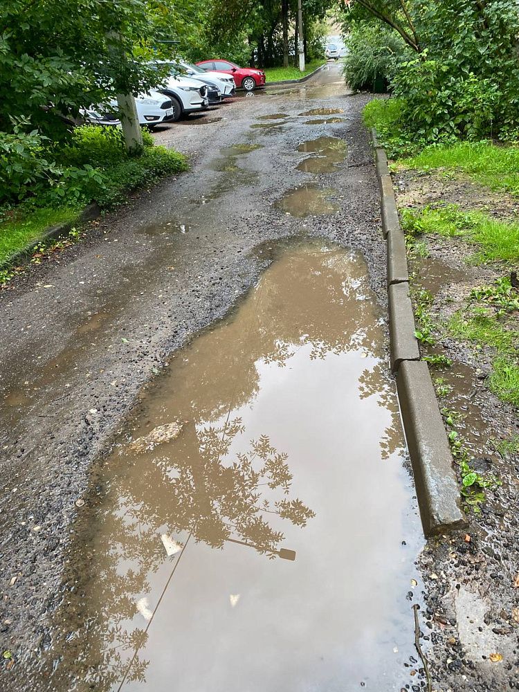 Жителям дома на Юбилейной в Истре шлёпать по лужам придётся до весны