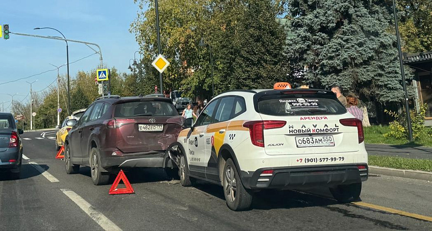 Утреннее ДТП  в центре Истры: снова такси 