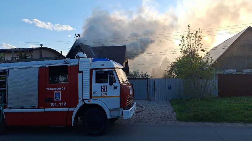 «Все стоят и снимают….»  В Истре горит частный дом