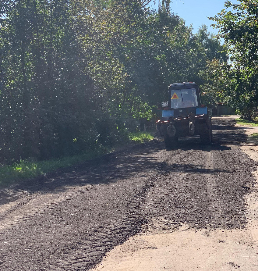 Убитую дорогу в Рождествено засыпают  асфальтовой крошкой