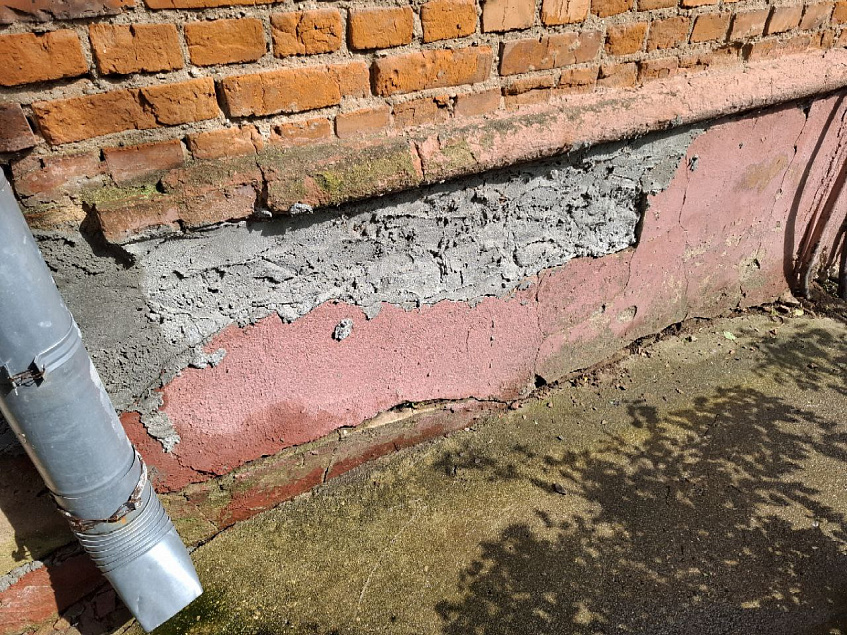 Фасад дома в Дедовске отремонтировали по принципу «и так сойдёт» 