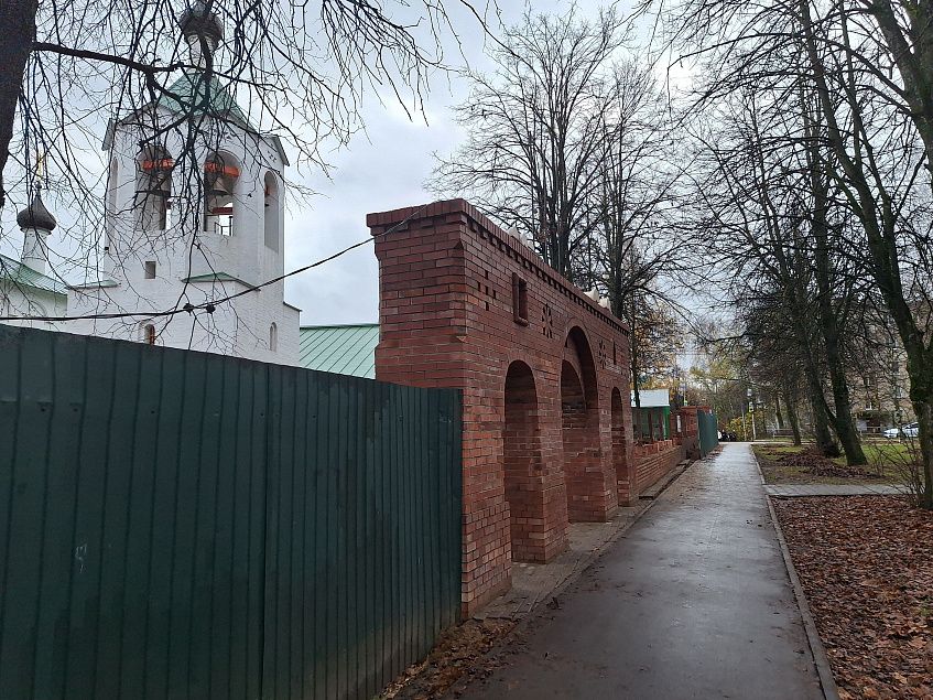 У храма Жен Мироносиц вечерами приходится передвигаться в полной темноте