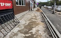 На Железнодорожной улице в Дедовске ремонтируют спорный тротуар 