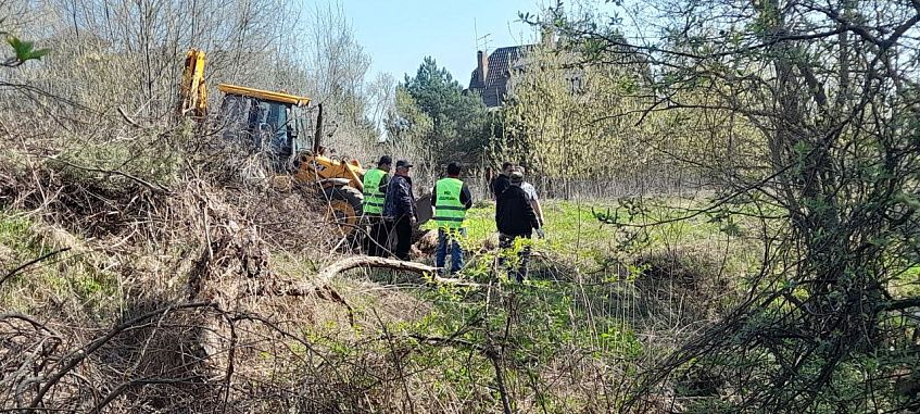 Обнаруженную накануне в Трусово мусорную «плотину» пытаются разобрать
