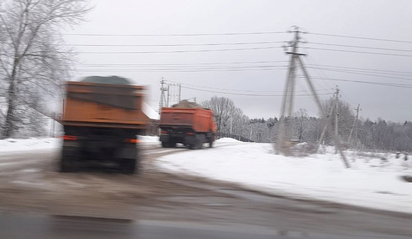 Грязный снег КАМАЗами везут в поле за Вельяминово