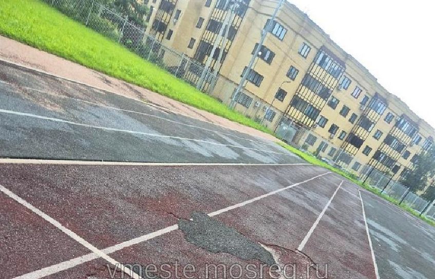 Изношенное покрытие беговых дорожек: спортсмены в д. Чёрная рискуют своим здоровьем