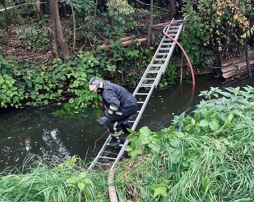 Спасателям пришлось преодолевать трудности на пути к месту пожара в СНТ