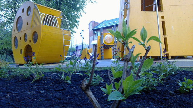 На детских площадках железные заборы заменят на живые изгороди