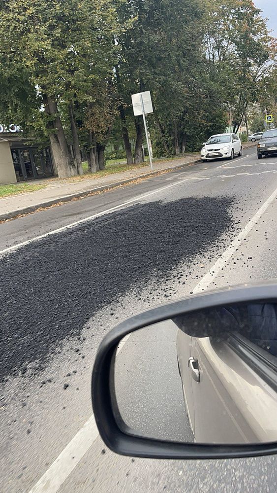 На Советской улице в Истре по всей дороге развезли асфальтовую крошку