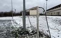 На стадионе в Истре ворота прикованы к мачте освещения