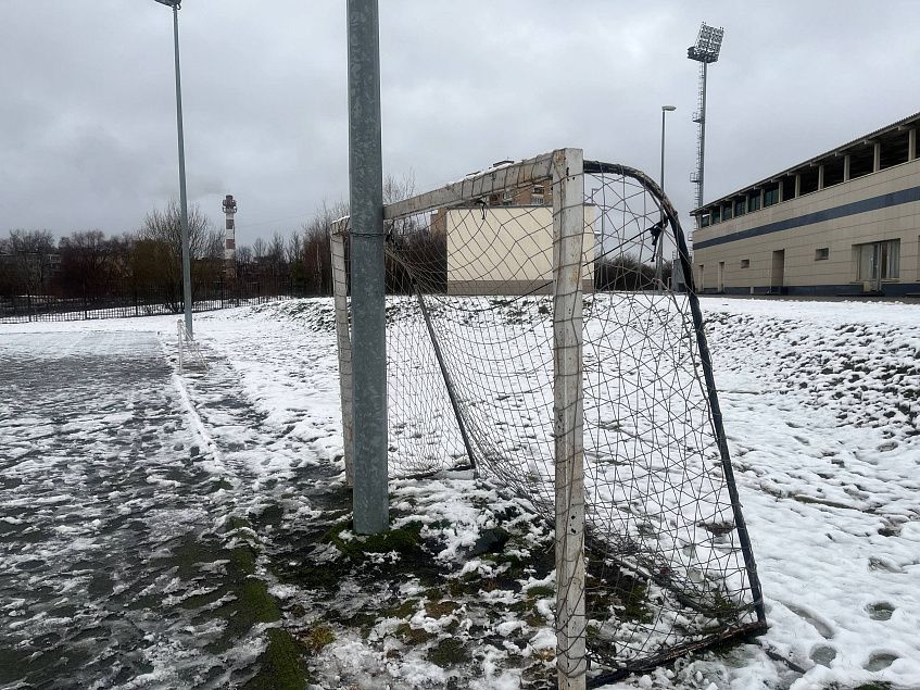 На стадионе в Истре ворота прикованы к мачте освещения