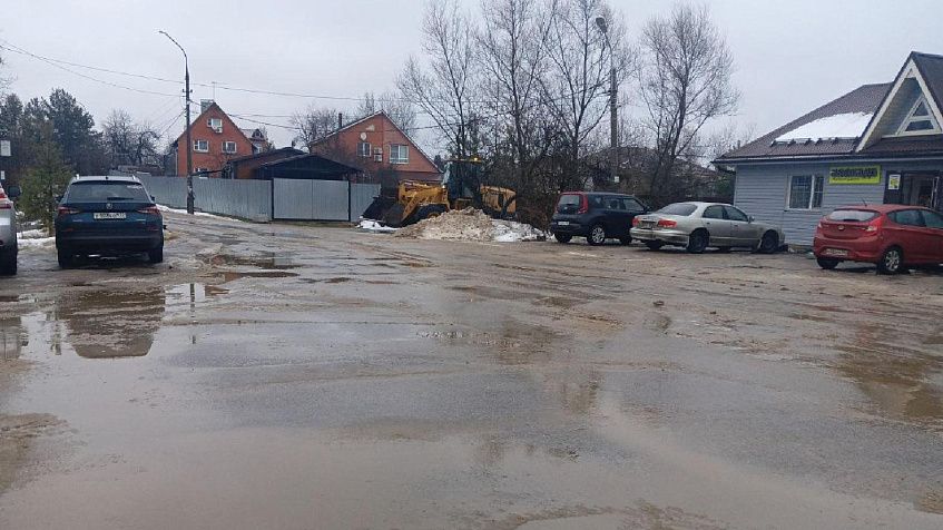 Пассажиры Миитовской  меняют коньки на резиновые сапоги