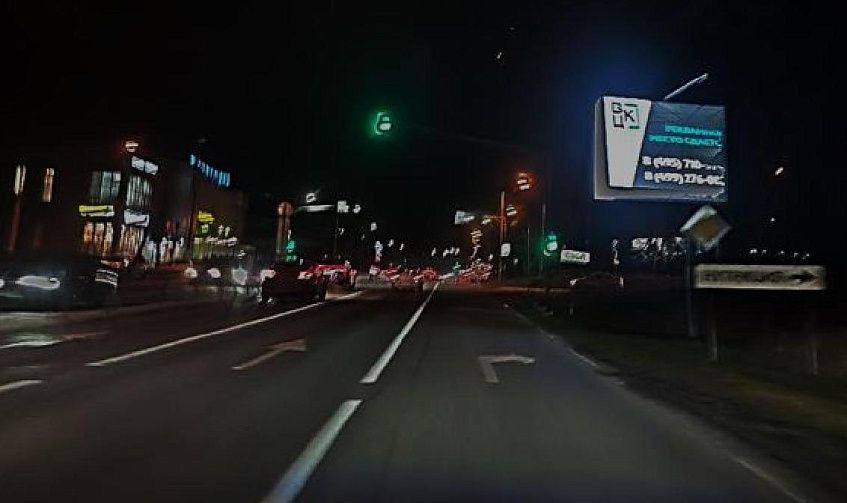 После жалоб  на светящуюся рекламную конструкцию её яркость уменьшили