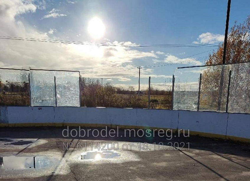 Хоккейная коробка в Новопетровском находится в плачевном состоянии