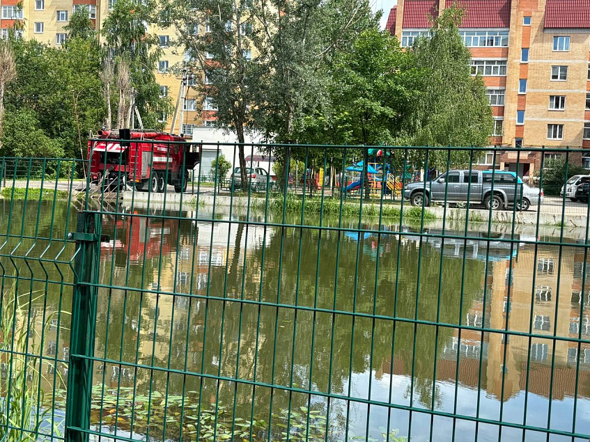 Воду из пруда в Павловской Слободе откачивают пожарными машинами