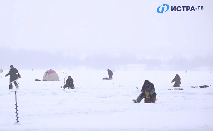 Рыбак провалился под лёд на Рузском водохранилище