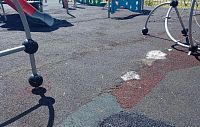 Детская площадка в Румянцево: безопасное покрытие превратилось в травмоопасное