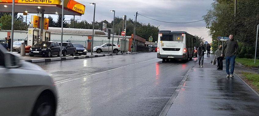 Свежеотремонтированную дорогу на улице Юбилейной в Истре заузили