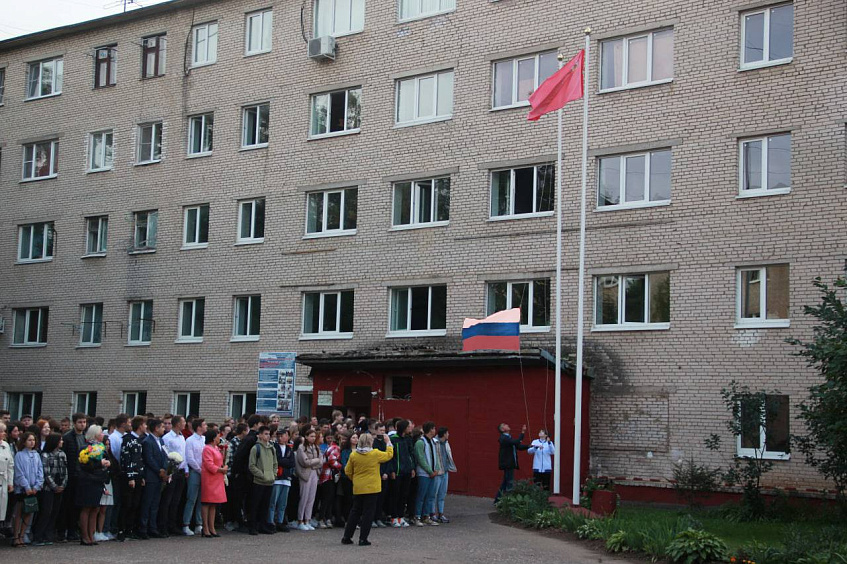 Торжественная линейка в День знаний в Истринском колледже началась с поднятия флага РФ