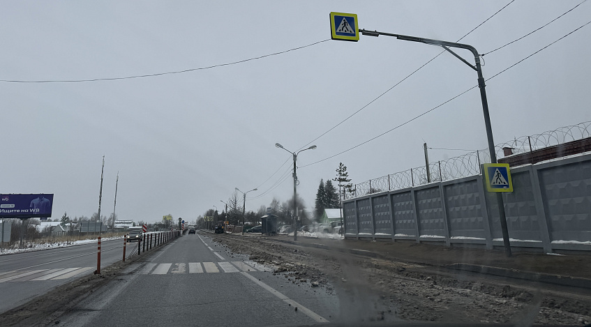 Из-за уборки снега на тротуаре закрыто движение по одной полосе Волоколамского шоссе