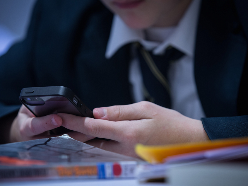 Запретят ли на школьных уроках мобильные телефоны?
