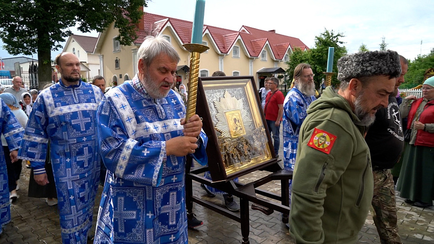 Чудотворную икону «Избавительница от бед» встречали в четверг в Казанском храме села Глебово 