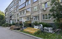 Дом на Комарова в Дедовске: строительный мусор летит с 5 этажа