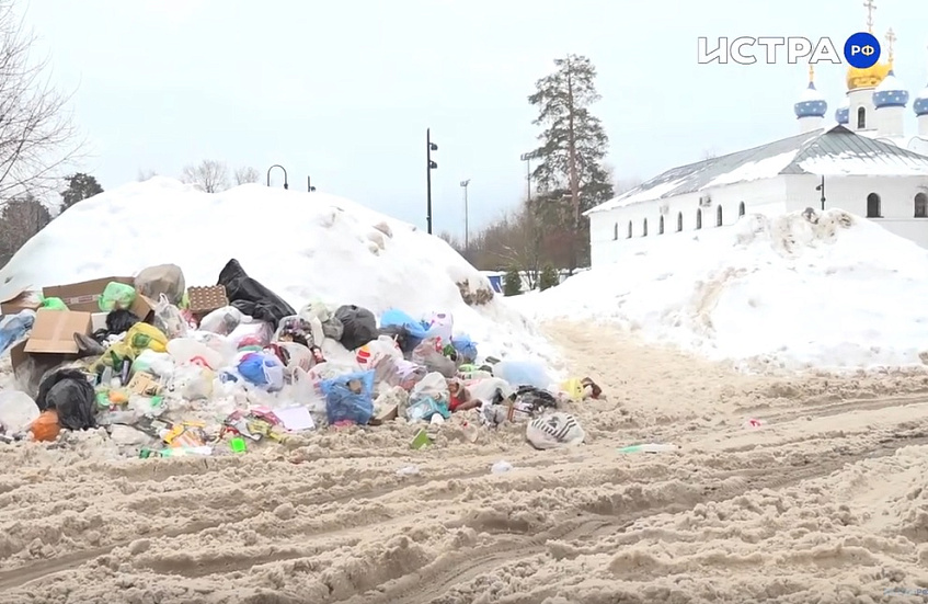 Дедовчане складируют мусор под стенами храма