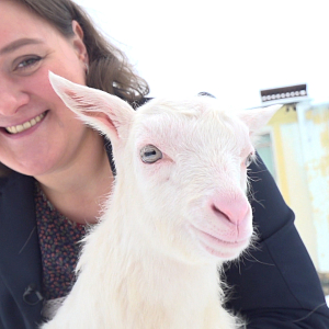 Обладательница премии ЮНЕСКО провела мастер-класс по дойке козы и рассказала о себе