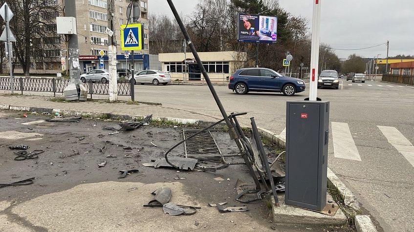 Безответственность на станции: обломки автомобиля после ДТП в Истре валяются уже 3 недели