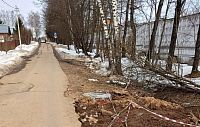 Улица Кооперативная в Снегирях: асфальт осыпается, грязь и разруха